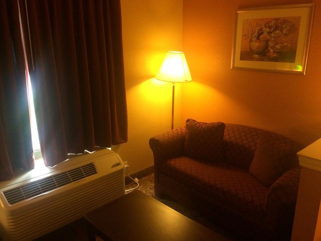 Luxury Suites 펜사콜라 객실 사진